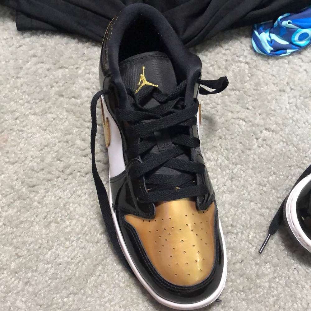 nike, jordan 1 low, barely ever worn, and no creaces.